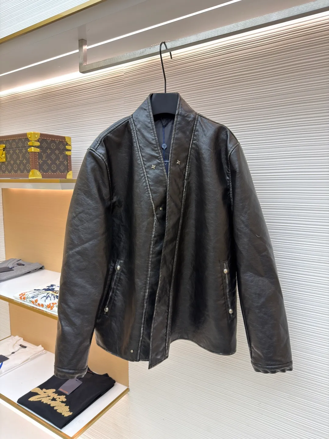 LOUIS VUITTON Four-corner v-neck zipper leather jacket ●Original version: Purchased and developed by 52954 ●Item number: 1681308-C95 ●Fabric: leather fabric ●Technology: made on positioning cutting machine ●Color: black ●Version: fitted version ●Weight: about 1105 grams ●Size: 46-48-50-52 ●Description: Exclusive high-end version! The v-neck cut is really nice. The zipper is a custom-made puller. The texture is immediately visible. The loose fit is super slimming on the upper body and is very tolerant to the body shape. In this season, this jacket is a versatile item that needs no introduction. It is cool and sassy. It is a must-have for fashionable streetwear! The upper body is very handsome. The custom-made soft leather fabric and the craftsmanship details are perfect. It is really easy to wear ~ Highly recommended! The overall wiring is straight and delicate, the fabric is comfortable and soft, and the color is consistent without color difference. It can be matched with the same style to create a fashionable look and control various occasions. Customized accessories, complete with three standards, same style for men and women!